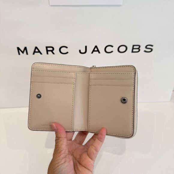 Marc Jacobs 4R5SMP088S01 The Plaza Bifold Wallet ‼️choose 1 color‼️ - Picture 3 of 16